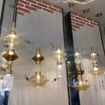 Lustre LED en verre ambré dans une chambre à coucher près du chevet
