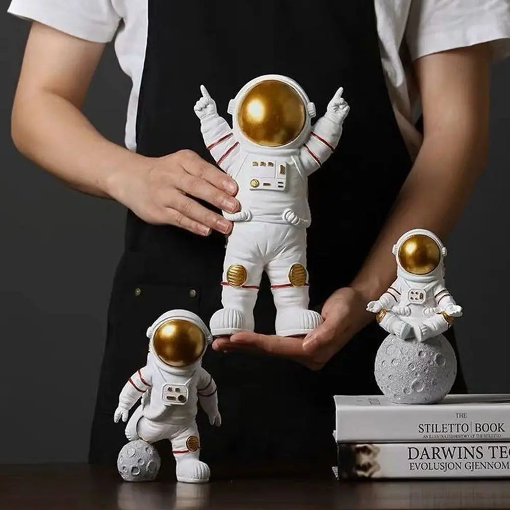 figurines astronautes statuettes lune détails métalliques blanc doré gris moderne