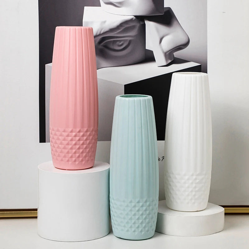 vases modernes blanc rose bleu rayures diagonales opaques fleurs artificielles salon maison