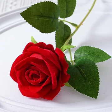 bouquet roses artificielles velours rouge fleurs blanches décoration mariage fête maison moderne
