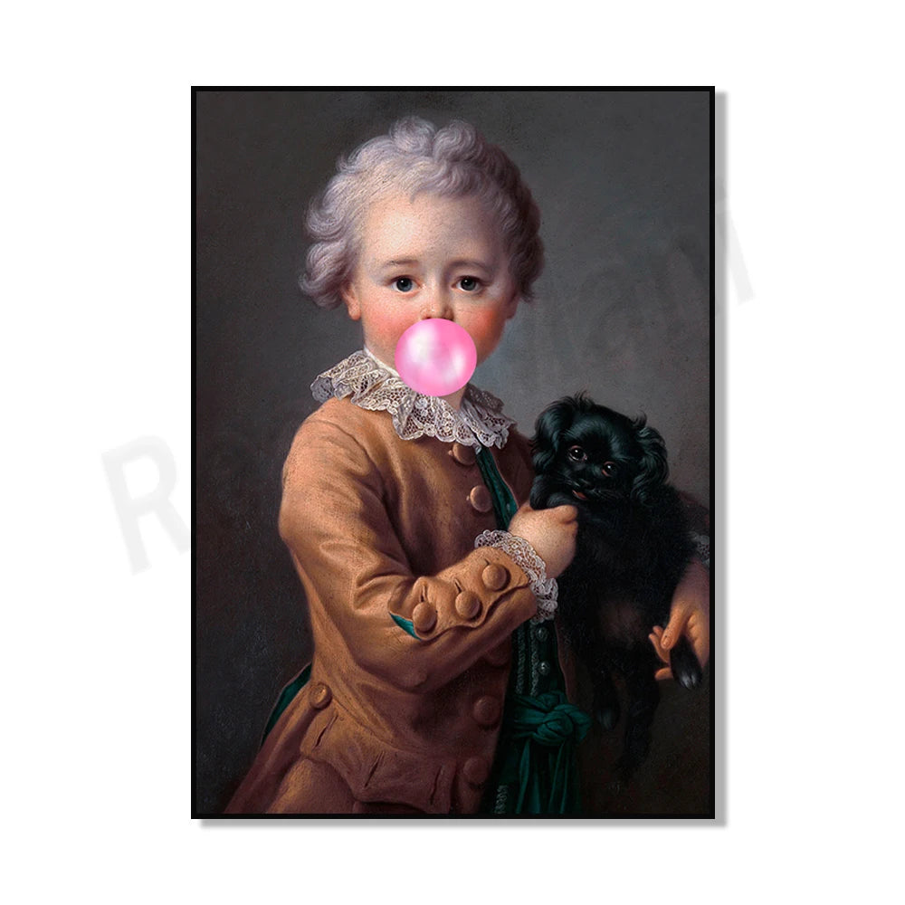 Une personne au look aristocratique souffle une bulle de chewing-gum tout en tenant un petit chien noir dans ses bras.