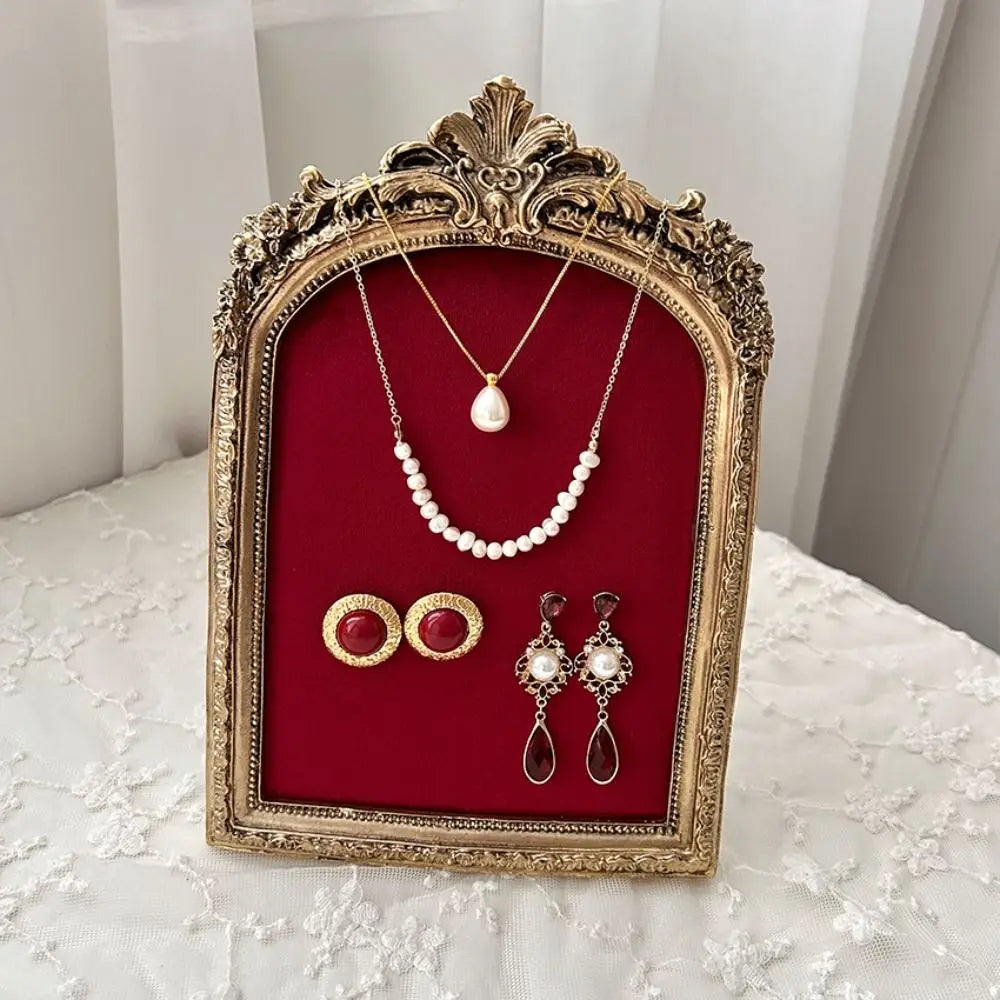 présentoir bijoux classique or rouge rose colliers boucles d'oreilles bracelets mannequin velours baroque vintage