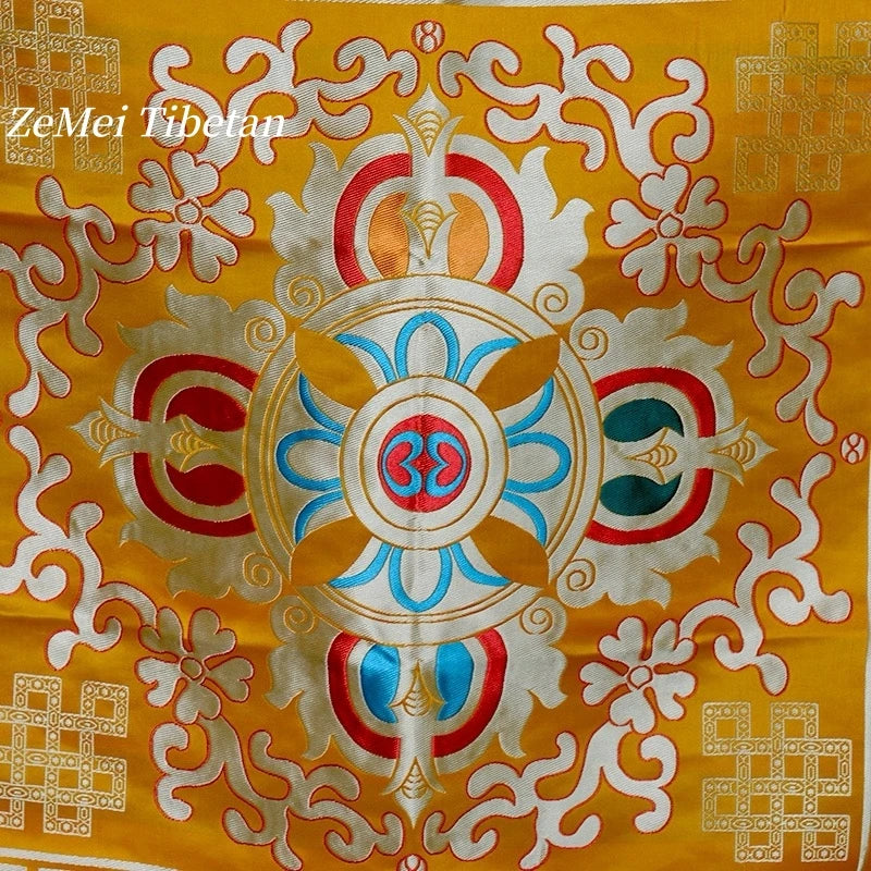 tapis tibétain brodé fleurs colorées symboles religieux ornementaux salle prière
