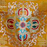 tapis tibétain brodé fleurs colorées symboles religieux ornementaux salle prière