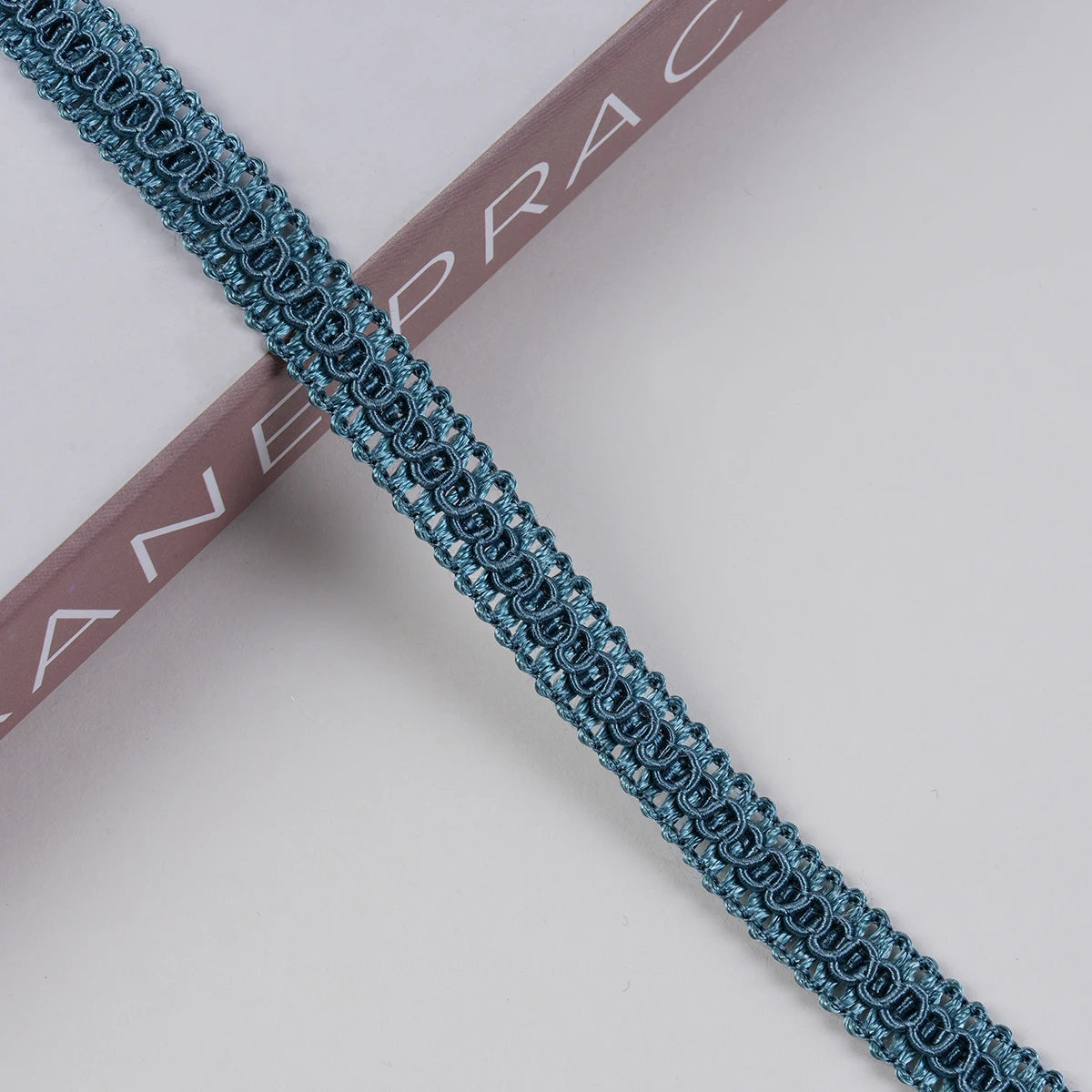 ruban décoratif polyester tressé motifs géométriques vert foncé beige rose bleu gris classique