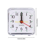 horloge carrée classique aiguilles numéros blanc rose bleu points verts pieds analogique