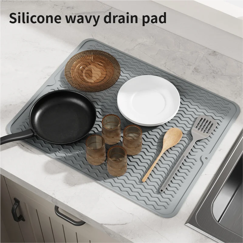 tapis drainage silicone gris rayures modernes assiettes verres cuillères couteaux poêle assaisonnement