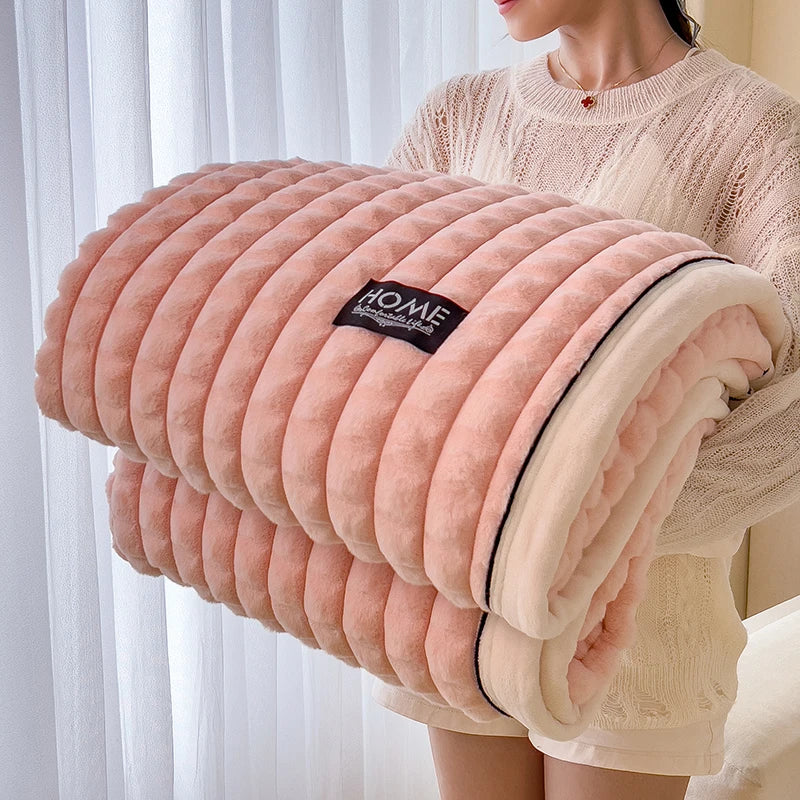 couverture double couche fausse fourrure beige rayures horizontales deux oreillers canapé