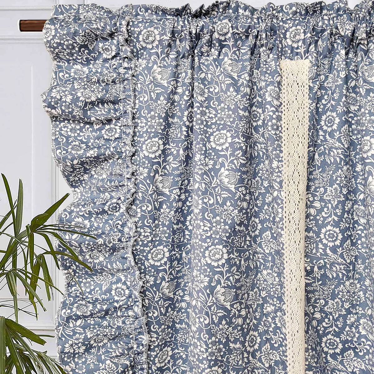 rideau fleuri vintage bleu clair décoration intérieure fenêtre romantique fixations coton noels
