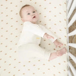 Drap-housse bébé uni ajusté sur un berceau standard
