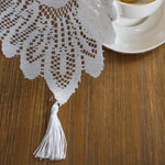 nappe dentelle rouge blanche motifs floraux franges pompons transparent table