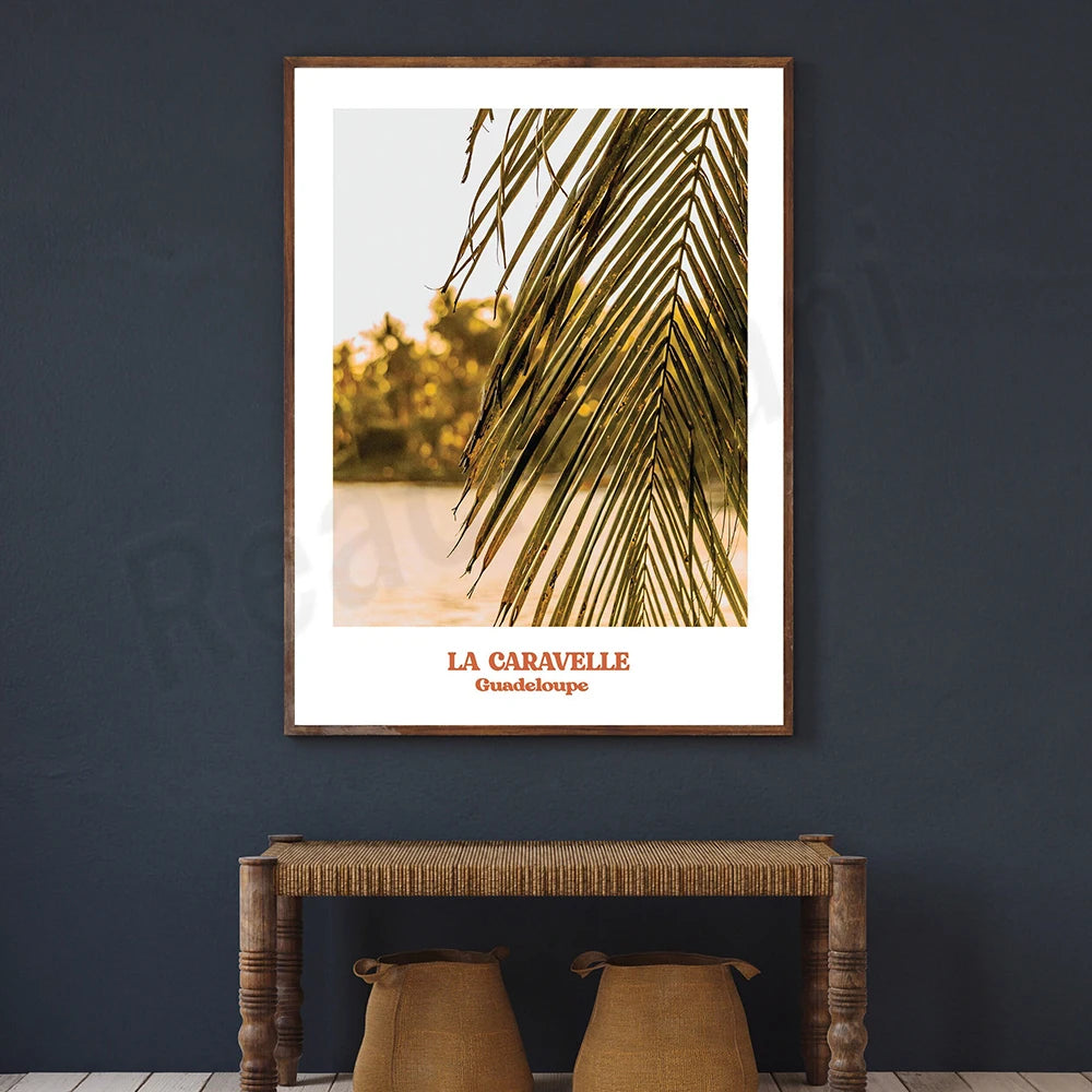 Une photo encadrée représentant une feuille de palmier dorée sur un fond sombre, avec l'indication "La Caravelle, Guadeloupe" en dessous.