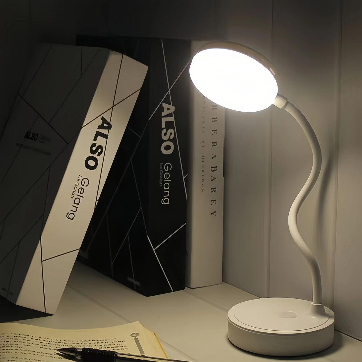 lampe blanc moderne minimaliste rechargeable interrupteur tactile led opacité contemporaine portable pliable chambre lecture