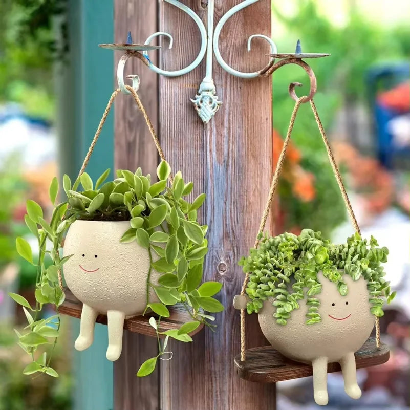 pots fleurs suspendus resine forme personnages souriants balançoire crème marron
