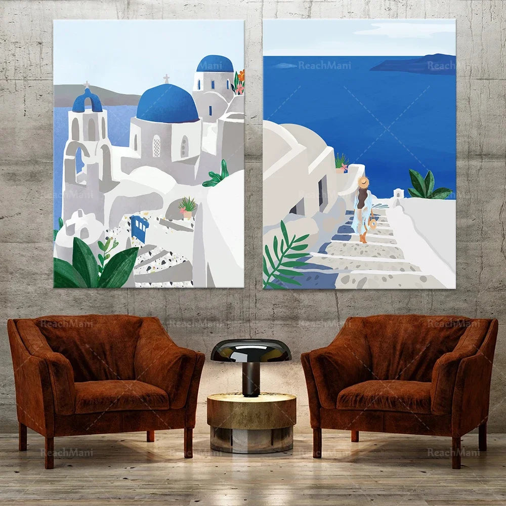Deux tableaux colorés représentant une scène idyllique de l'île de Santorin en Grèce, avec des maisons blanches aux toits bleus, des escaliers menant à la mer et des personnages marchant dans le paysage, le tout encadré par deux fauteuils en velours marron.