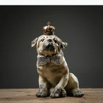 statuette chien bouledogue couronne collier aspect vieilli texture rugueuse décoration chambre moderne