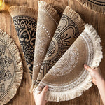 serviettes table boho chic beige noir motifs géométriques franges tissu lin opaques rondes