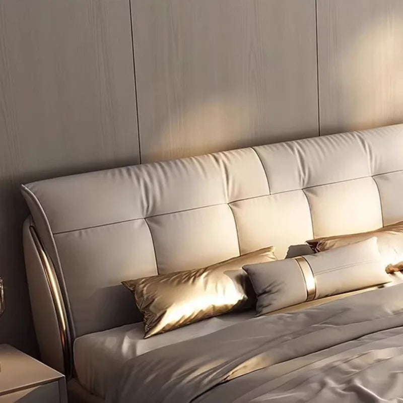 lit moderne minimaliste simili cuir beige clair pieds dorés chambre coucher