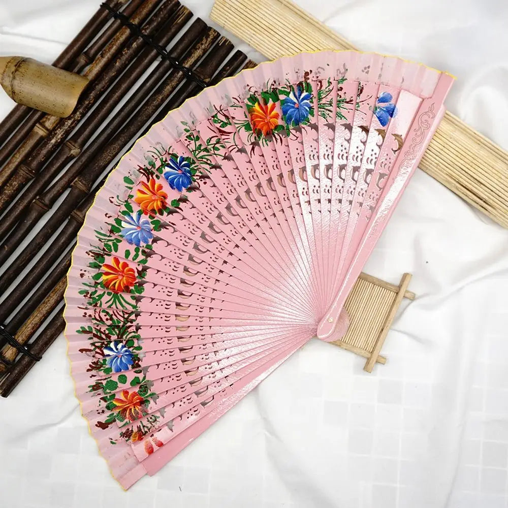 éventail pliant tissu floral bois ajouré motifs gravés couleur rose rouge traditionnel decoratif