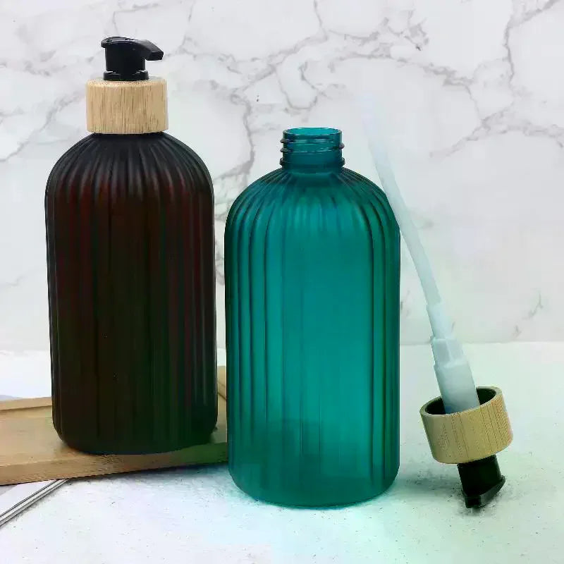 flacon savon liquide moderne rayures vertes pompe pression bouchons dorés vert noir blanc