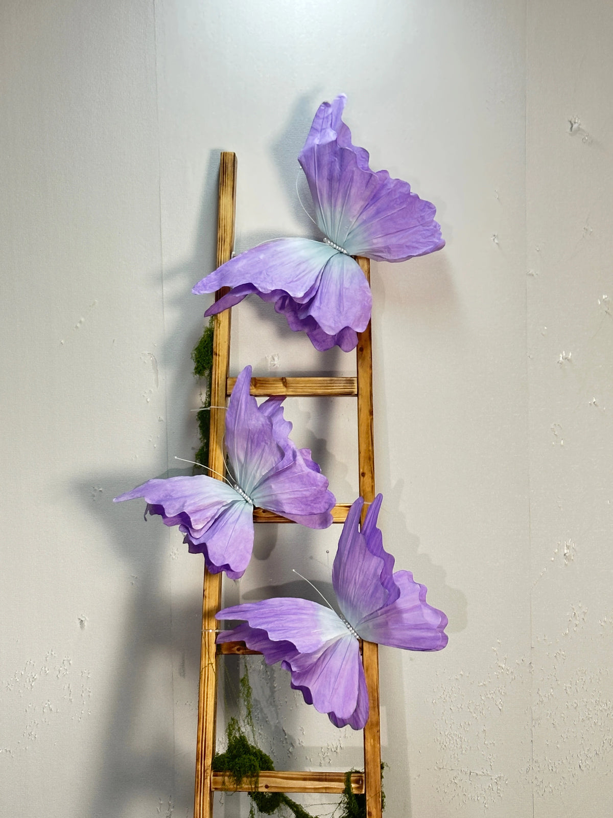 décorations papillon fleurs artificielles rose violet bleu effet plissé miroir bois