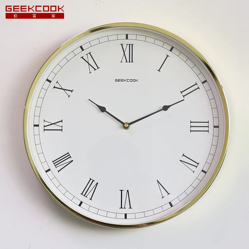 horloge murale dorée aiguilles romains noirs fond blanc moderne salon quartz