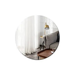 Miroir rond couleur or accroché dans un salon élégant