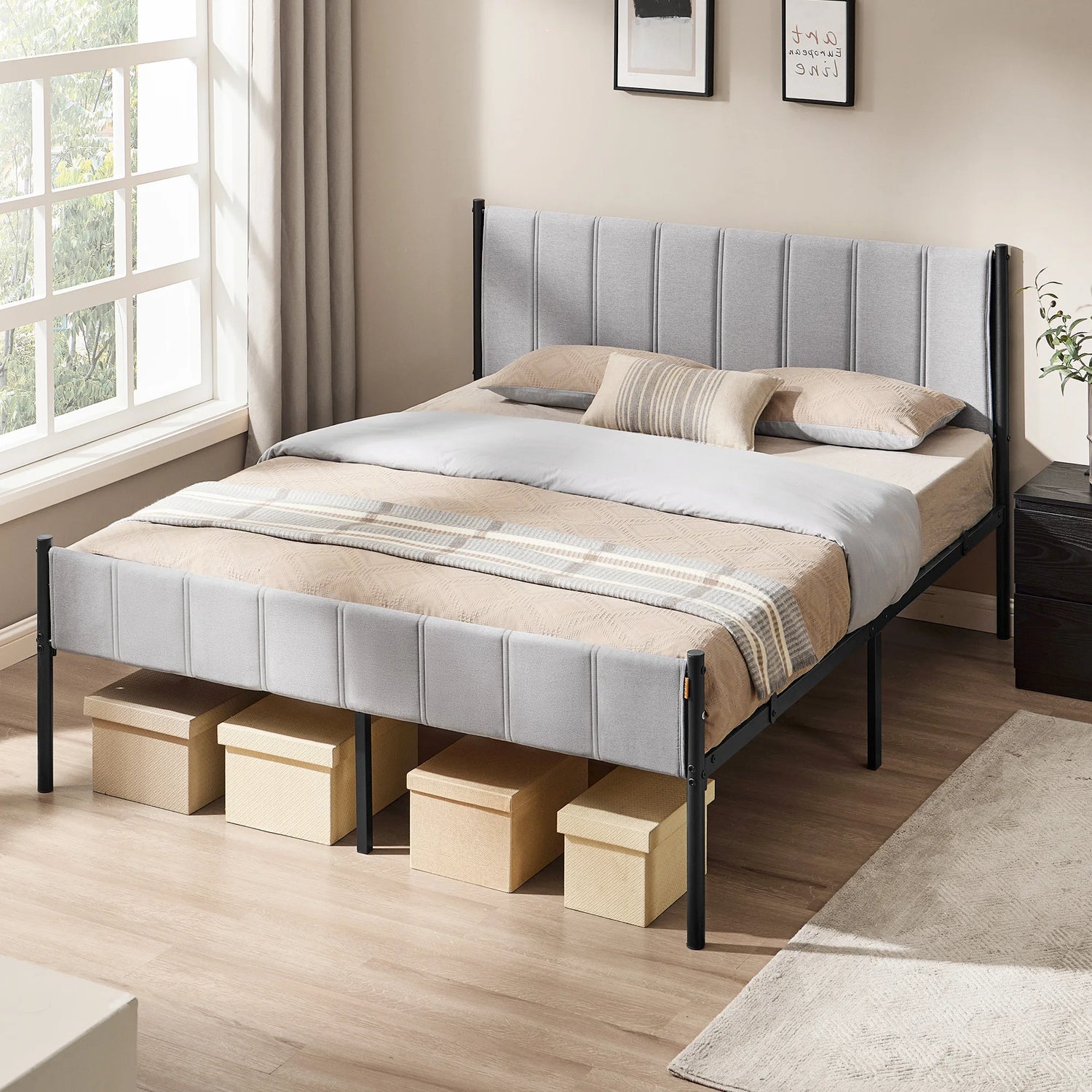 Cadre de lit double gris tourterelle avec tête de lit rembourrée dans une chambre moderne