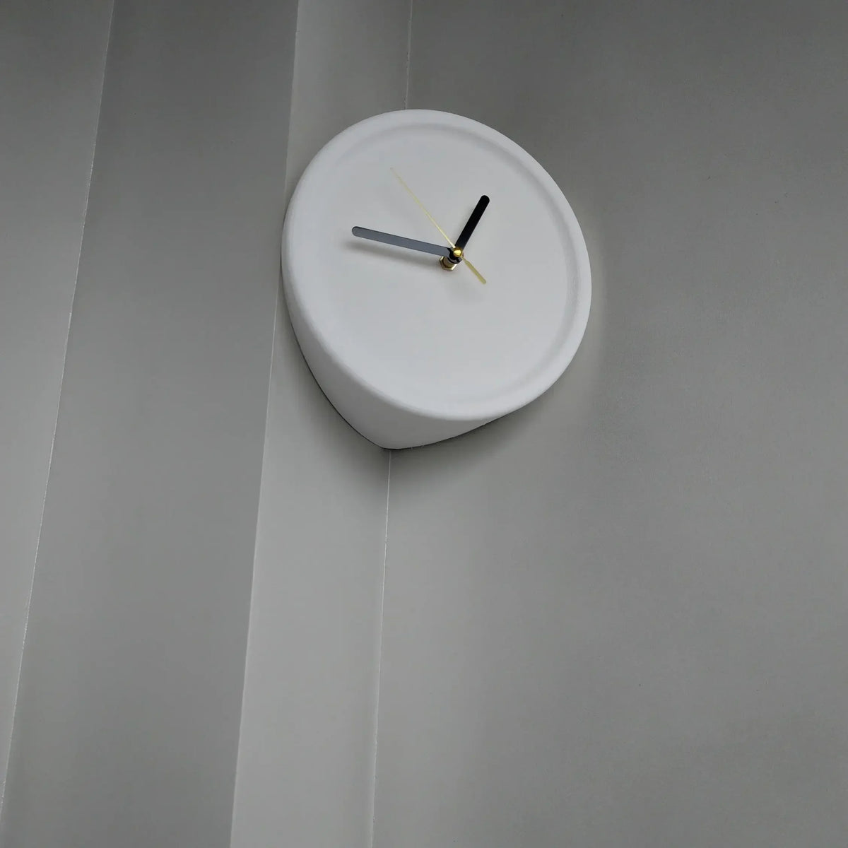 horloge murale moderne simple bleu rouge noir aiguille sans tic tac minimaliste salon