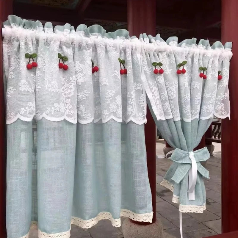 rideau bleu clair dentelle blanche motifs floraux translucide vintage romantique maison