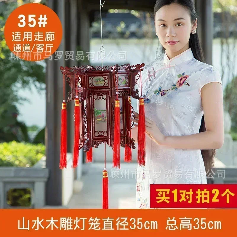 lanterne traditionnelle chinoise bois sculpté rouge décorative pompon fête mariage jardin