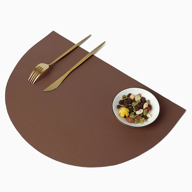 tapis table moderne bleu marine marron gris rose motifs géométriques opaques assiettes vaisselle minimaliste