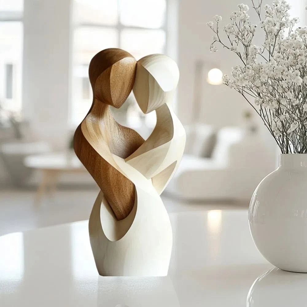 statue décorative couple enlacé bois marron clair moderne minimaliste 20cm hauteur 18cm largeur lignes