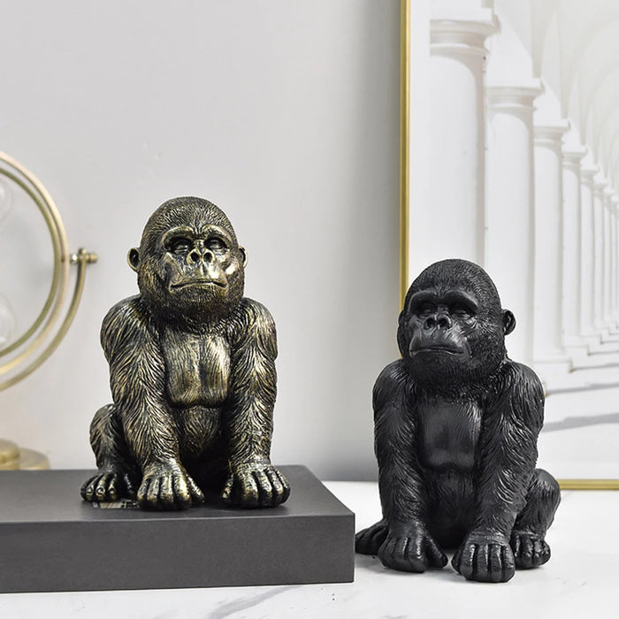 Statue de gorille en résine gris clair sur étagère de salon
