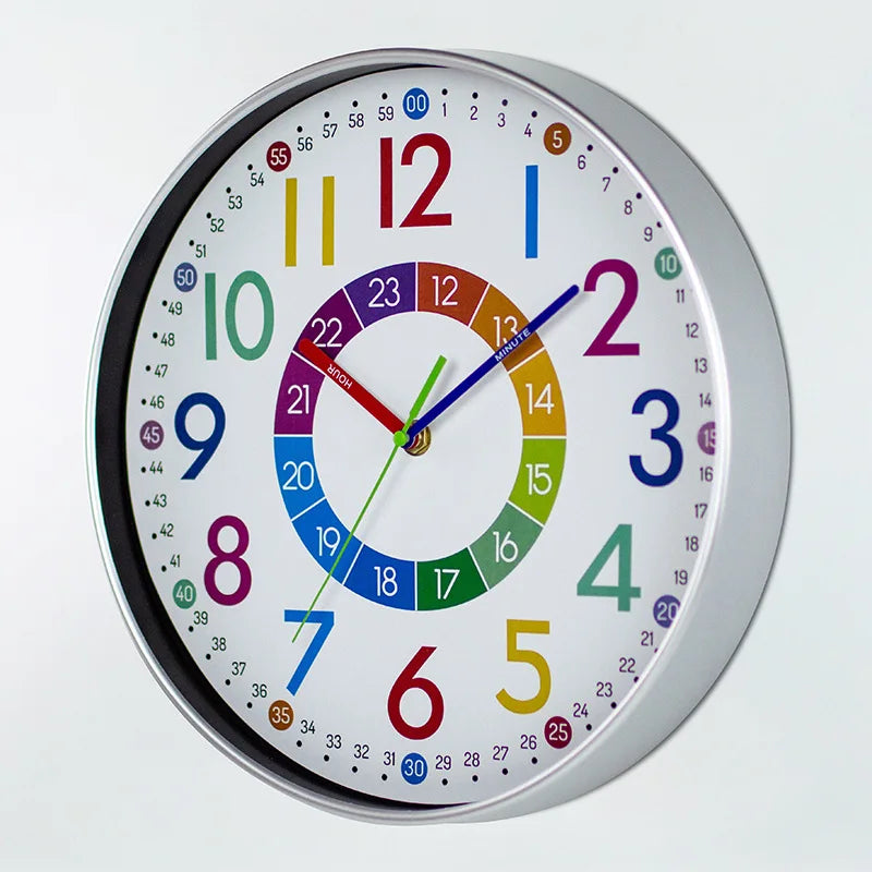 horloge murale moderne argentée aiguilles colorées chiffres brillants enfant salon décoration chambre fond blanc