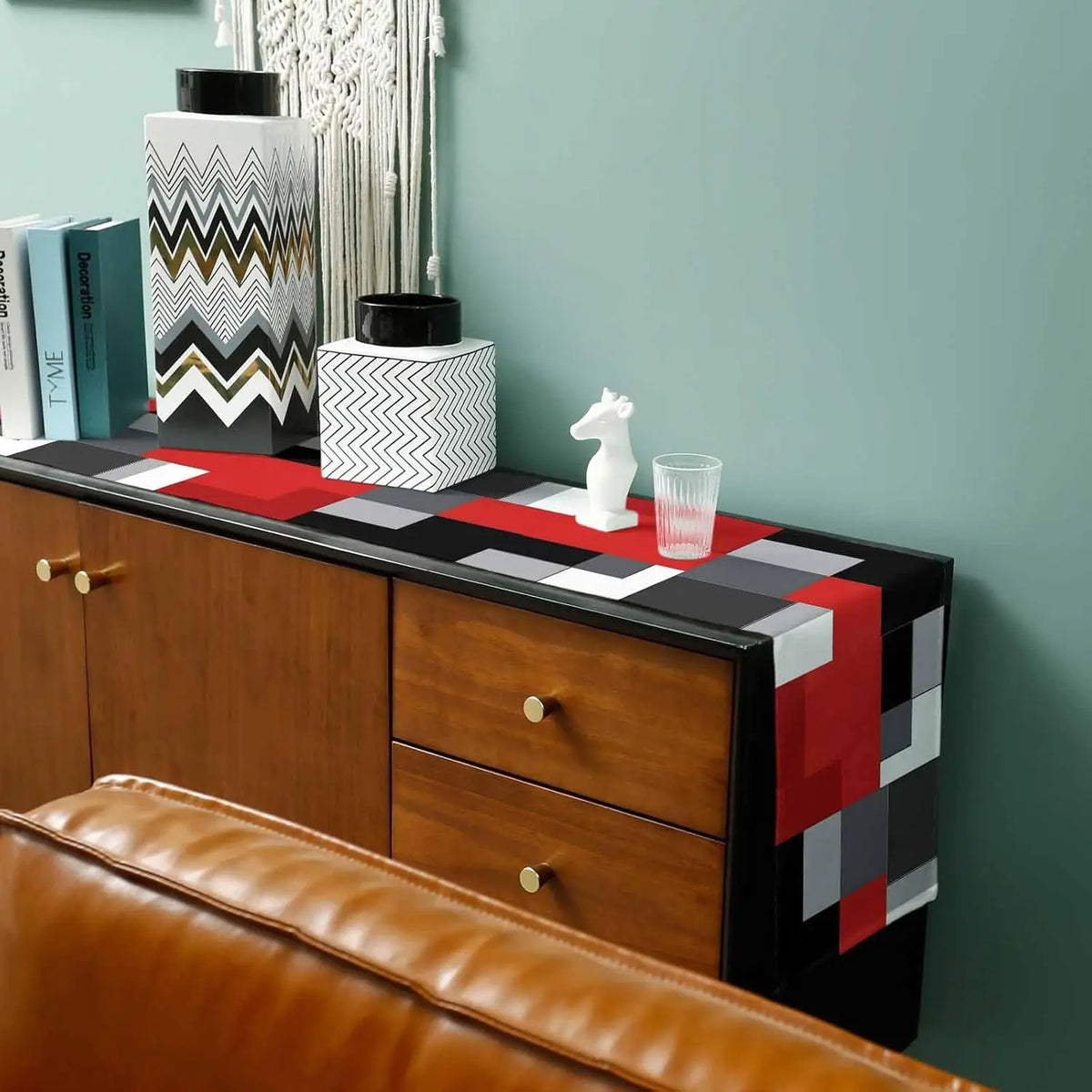nappe géométrique rouge noir lin moderne table manger cuisine assiettes couverts