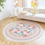 Le tapis rond avec son motif floral coloré et son design vintage crée une atmosphère chaleureuse et accueillante dans cette pièce.