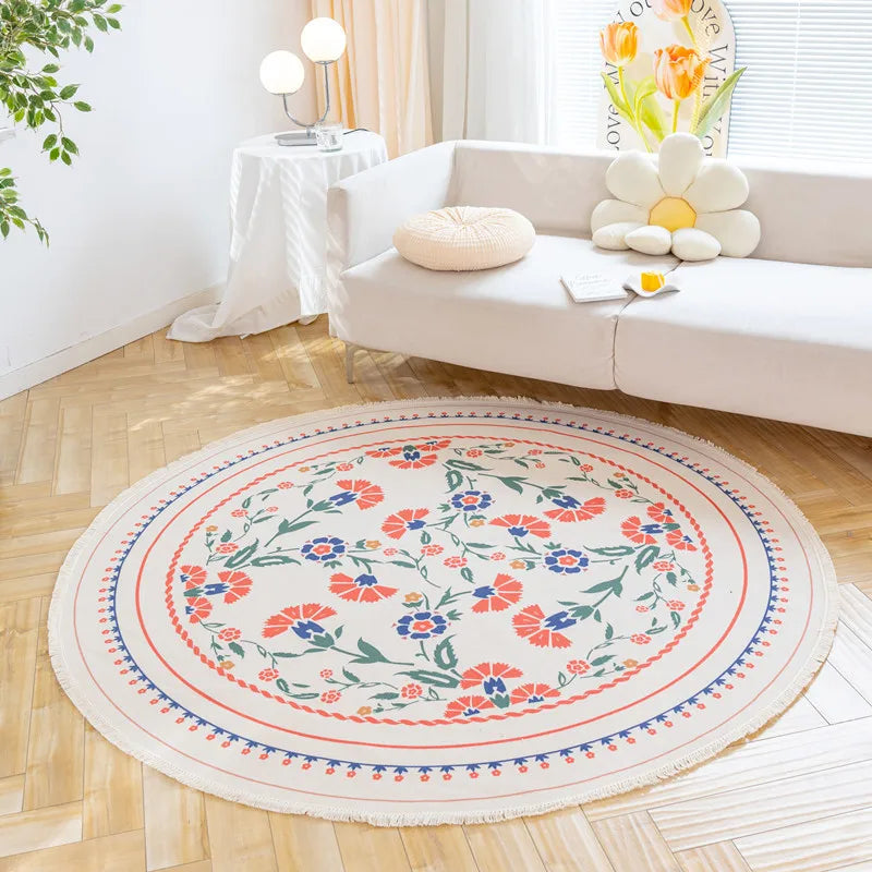 Le tapis rond avec son motif floral coloré et son design vintage crée une atmosphère chaleureuse et accueillante dans cette pièce.