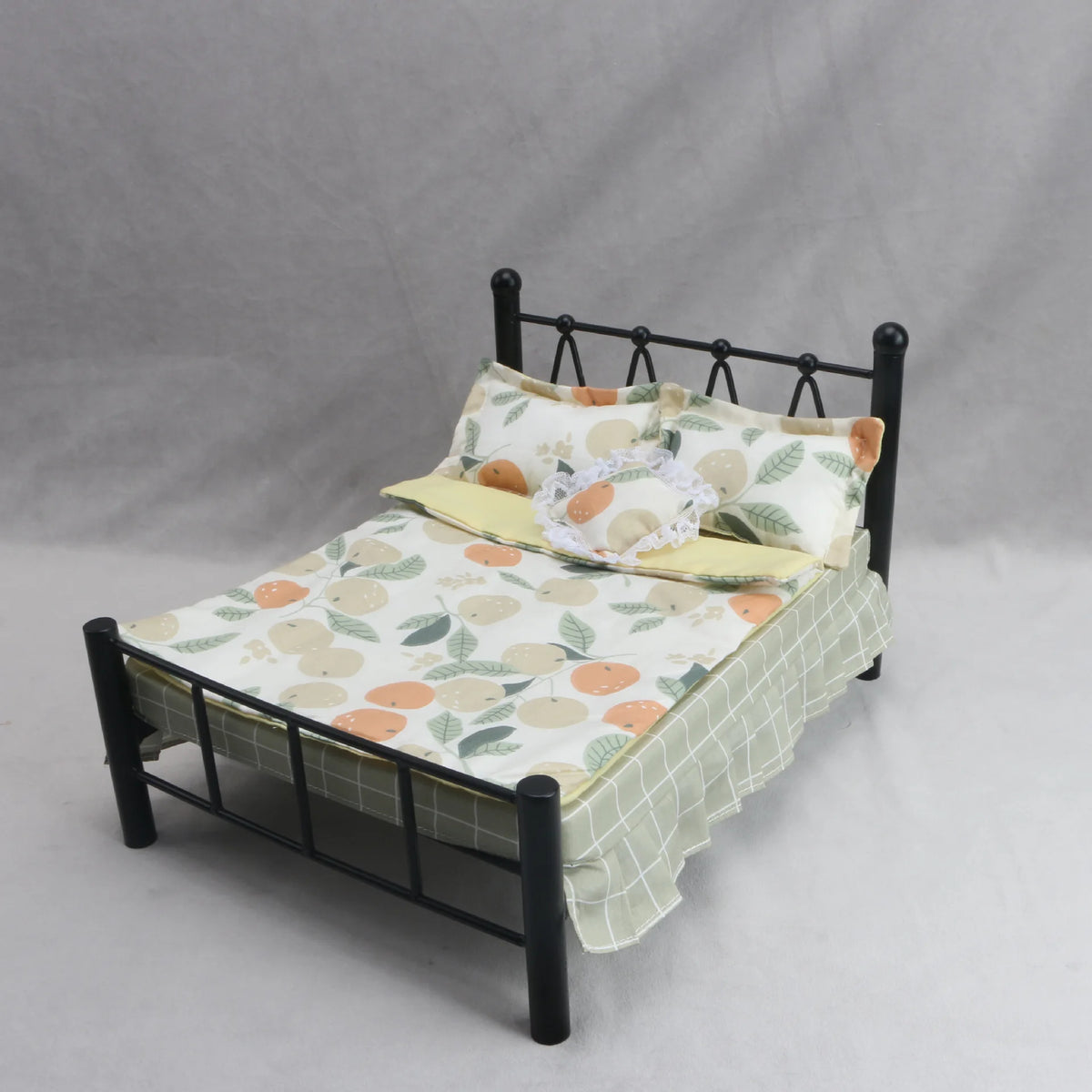 ensemble literie poupée motifs floraux citrons pêches carreaux volants lit noir couette draps taies