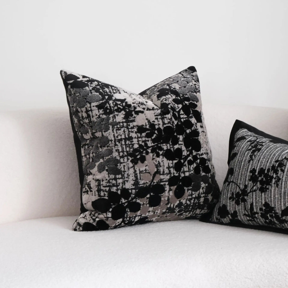 housse coussin carré motif floral contemporain polyester coton noir gris décoration maison voiture 45x45cm