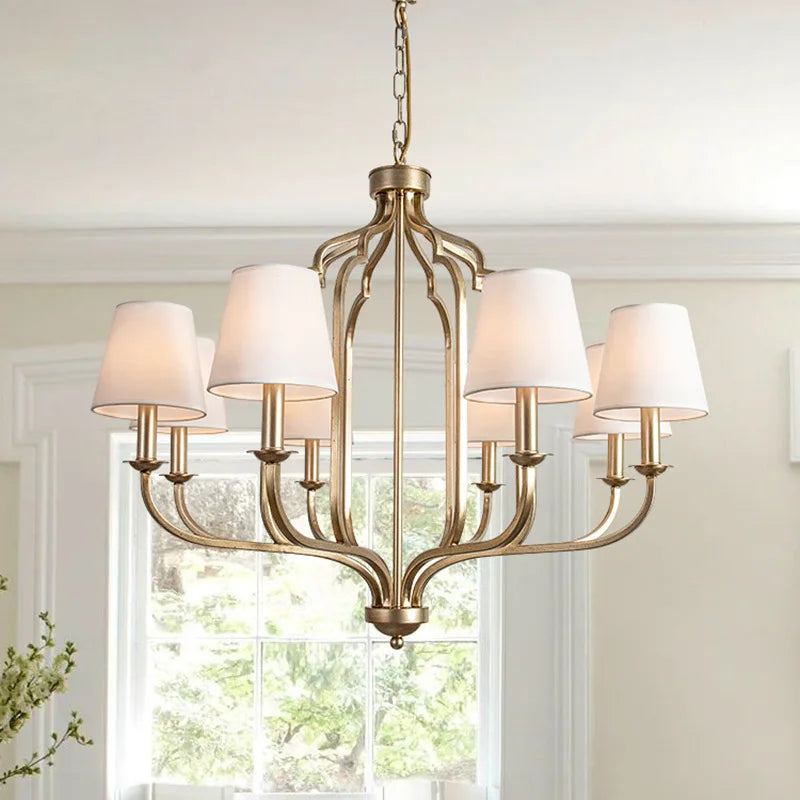 lustre classique doré finition métallique brillante abat jour blancs lumières salon chambre coucher