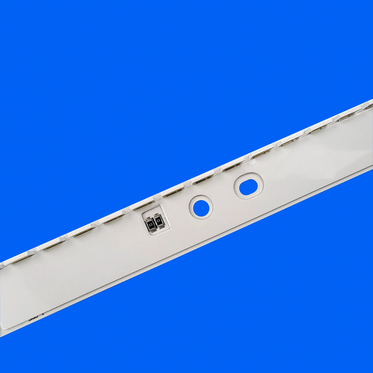barre lumineuse led blanc moderne connecteur électrique minimaliste
