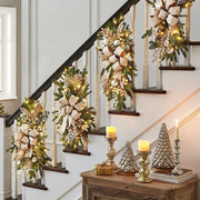 décoration escalier noël branchettes feuilles pailletées boules lumineuses vert or argent rouge blanc
