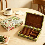 boîte bijoux classique vintage compartiments fleurs velours intérieur vert beige rouge