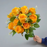 décoration extérieure bouquet roses artificielles soie couleurs variées modernes élégantes feuilles vertes incluses