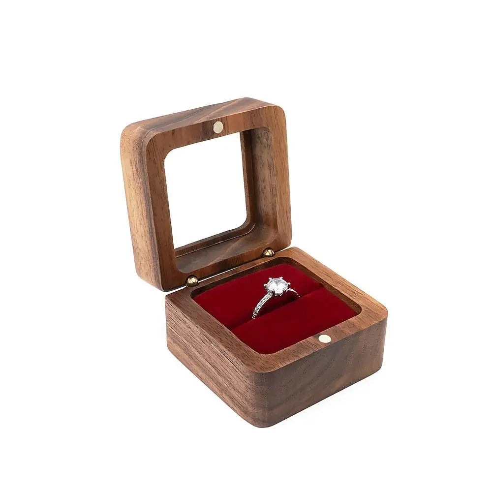 boîtes bijoux bois foncé tapis velours rouge dorés anneaux mariage classique minimaliste