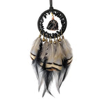 Capteur de rêves bohème décoratif en plumes marron et noir avec un cristal minéral au centre.