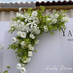 décoration événement extérieur mariage anniversaire roses fleurs variées feuillage dense tissu rouge romantique élégant
