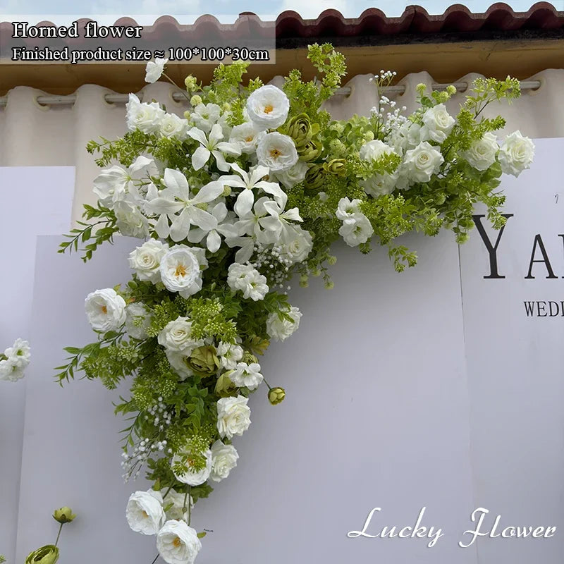 décoration événement extérieur mariage anniversaire roses fleurs variées feuillage dense tissu rouge romantique élégant