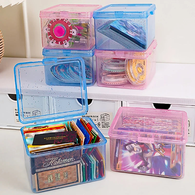 boîtes rangement transparentes bleu rose cartes collection rubans autocollants étiquettes poignées modulaires rechargeables